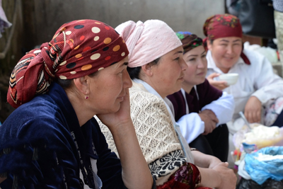 Uzbekistan: Street vendors waiting for customers
